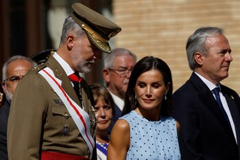El rey Felipe y la reina Letizia en la ceremonia de jura de bandera de su hija, la princesa Leonor. REUTERS/VINCENT WEST/POOL
