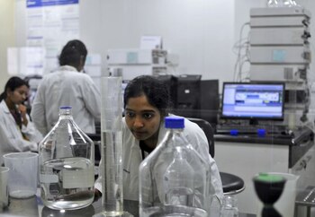 Empleados de Biocon Ltd. trabajan