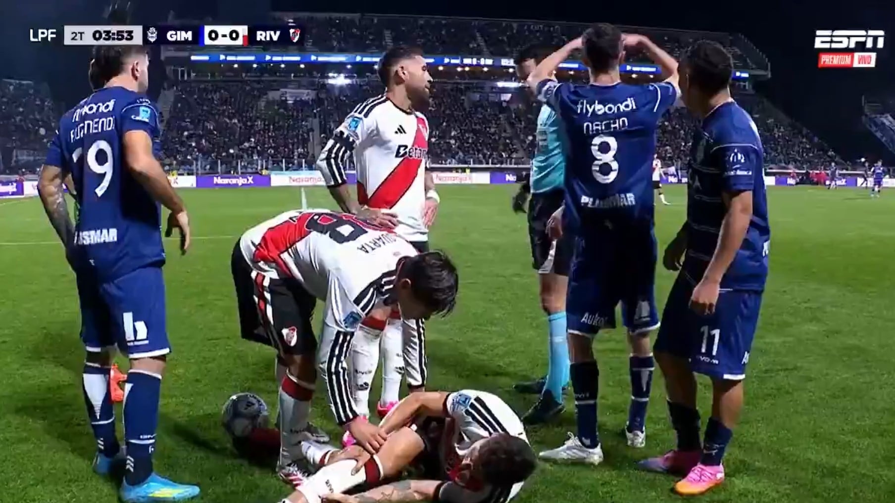 Pisotón, reclamo y una aclaración: el cruce entre Nacho Fernández con Montiel y Otamendi en la derrota de River ante Gimnasia