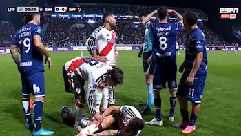 Pisotón, reclamo y una aclaración: el cruce entre Nacho Fernández con Montiel y Otamendi en la derrota de River ante Gimnasia