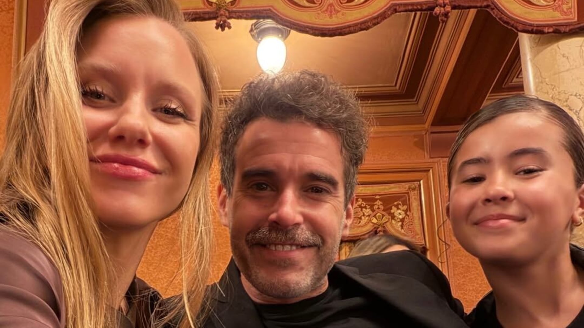 La salida de gala de Nicolás Cabré con Rocío Pardo y Rufina: “Mis amores”