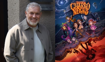 El actor Erick Elías sonríe junto al afiche ilustrado de la película animada La venganza del Charro Negro