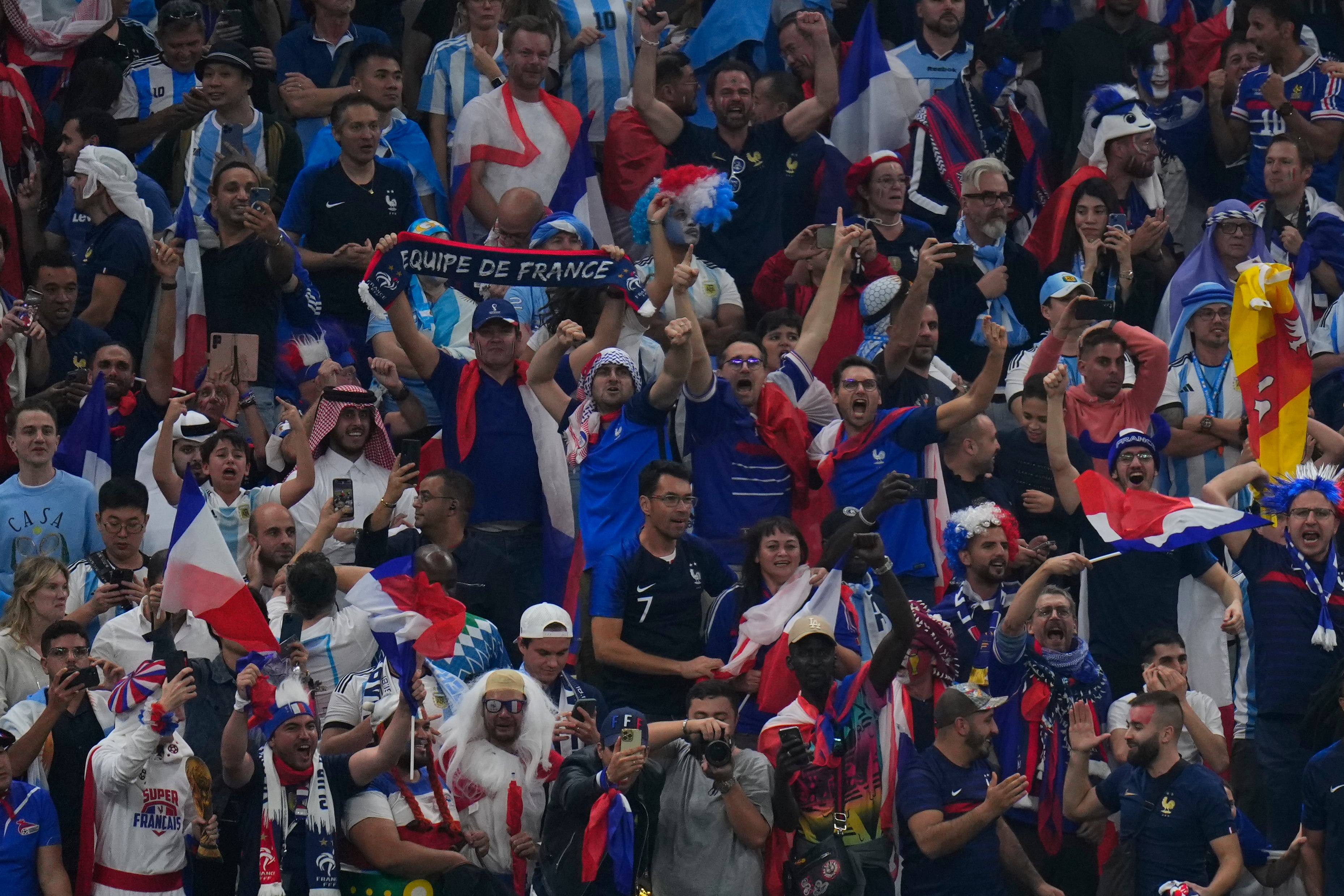 Aficionados franceses festejan un gol durante la final del Mundial entre Argentina y Francia en el Estadio de Lusail, Qatar, el domingo 18 de diciembre de 2022. (AP Foto/Petr David Josek)