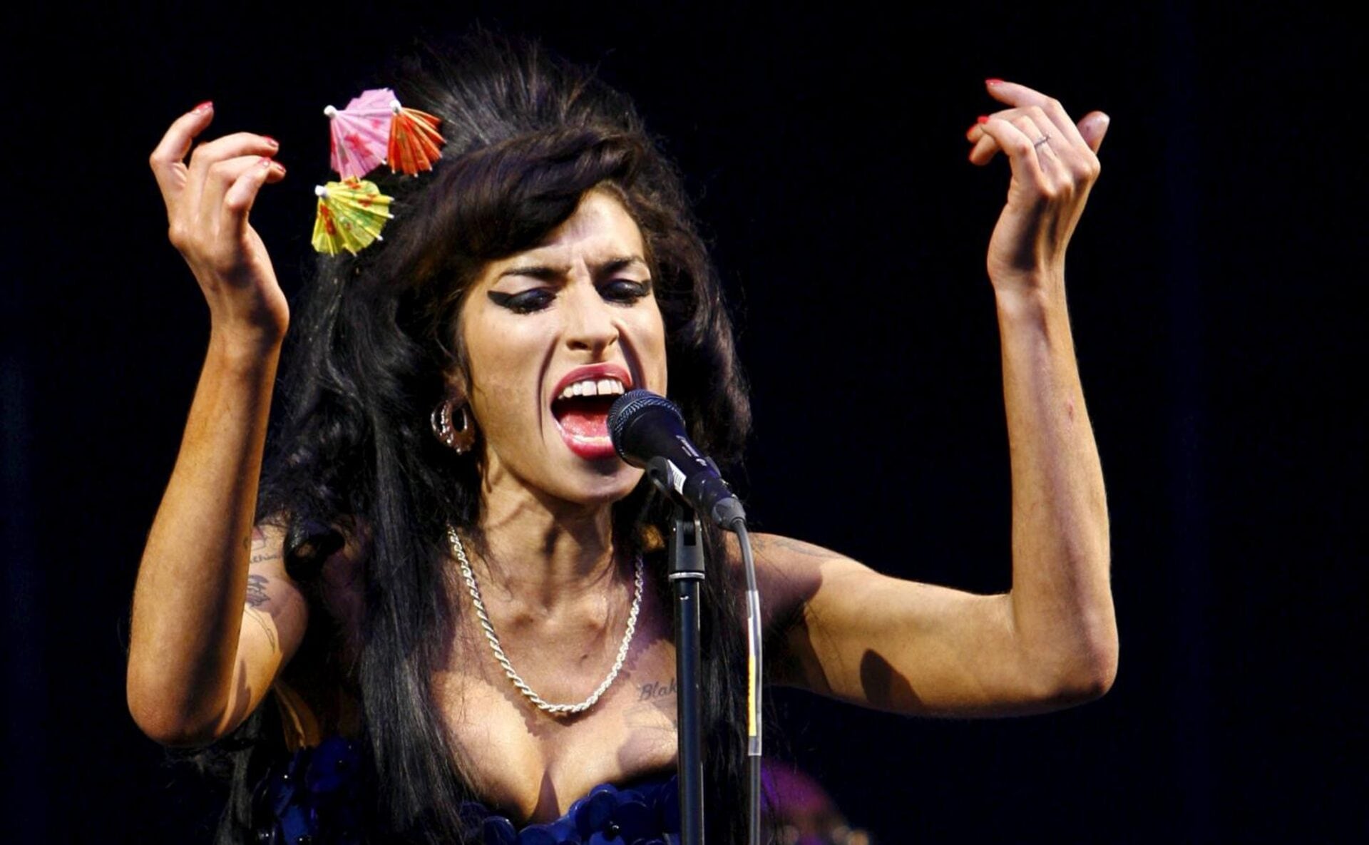 La industria de la moda conmemora el legado estético de Amy Winehouse, cuya imagen sigue influyendo en las tendencias globales (Reuters)