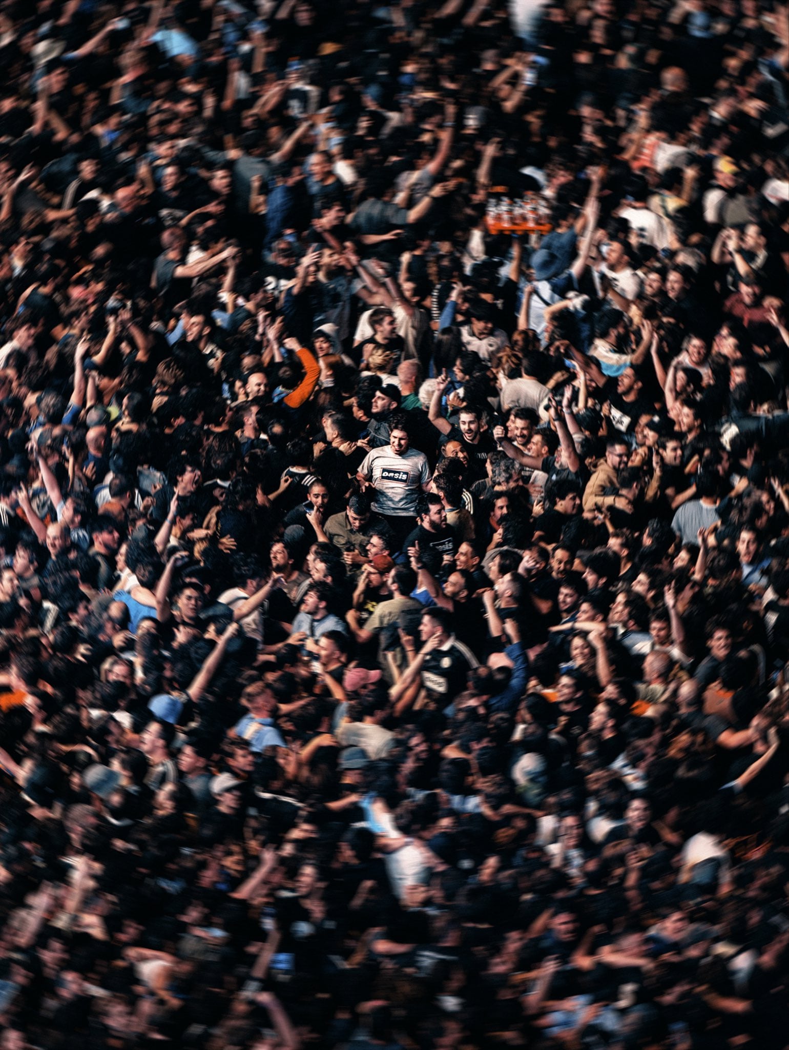 Una multitud rodea a un espectador durante la presentación de la banda Oasis en el Estadio River Plate, en una toma premiada del fotógrafo Joshua Halling