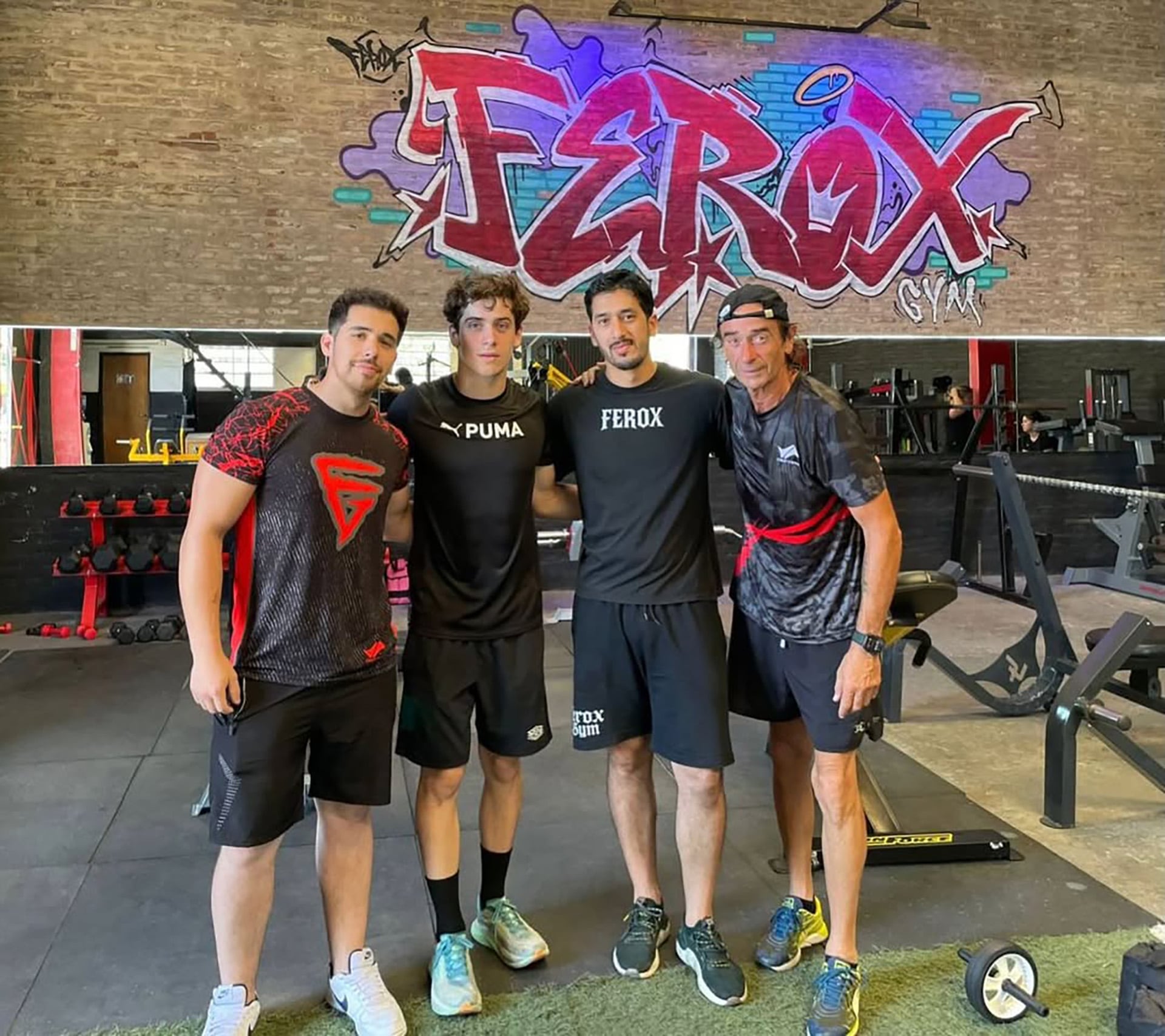 Franco y su padre, Aníbal (primero de la derecha) entrenaron juntos en un gimnasio (@feroxgym)