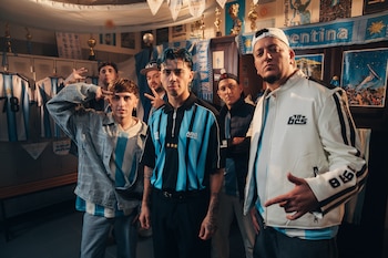Luck Ra (centro), cantante de 'El Último Baile' junto a Un Poco de Ruido y Juan Portella.