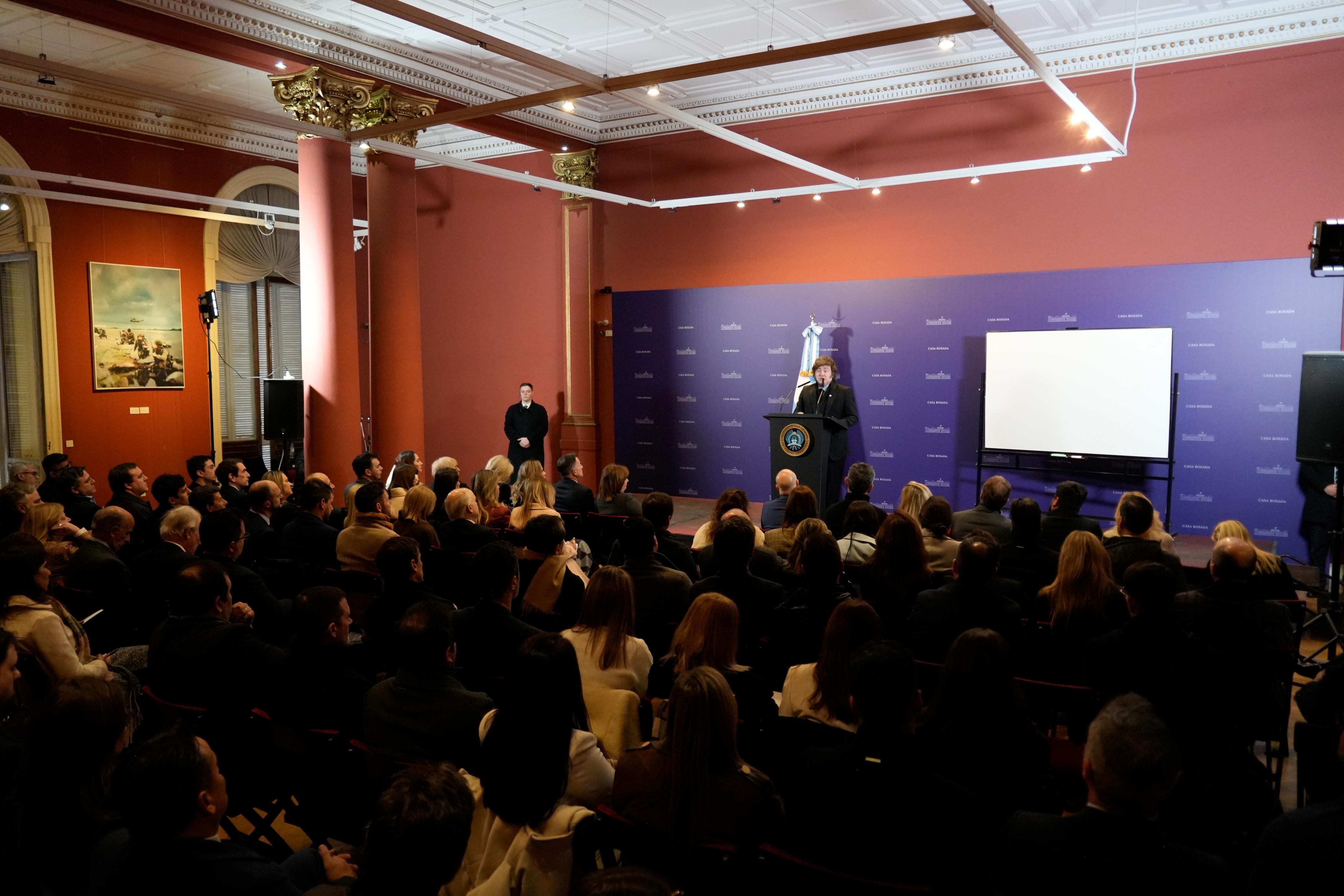 Javier Milei durante la charla de ayer con legisladores nacionales sobre una eventual reforma de la Carta Orgánica del Banco Central