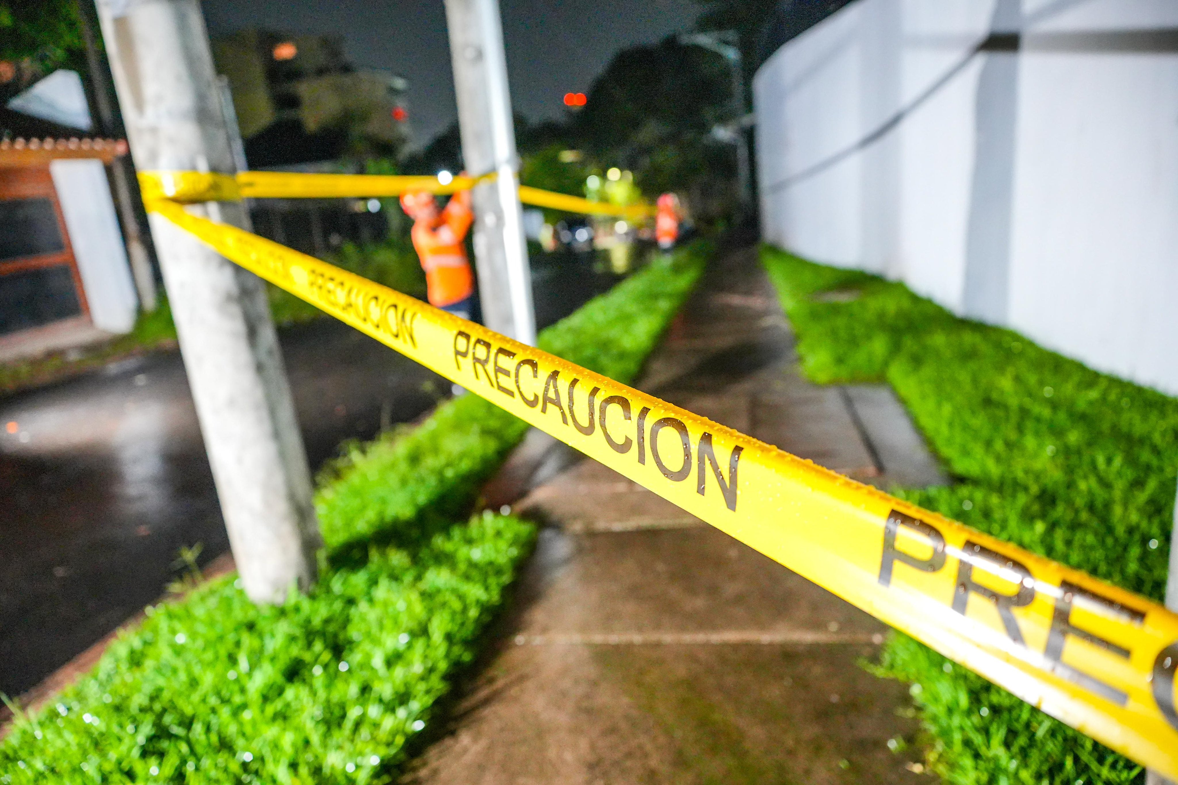 Luis Amaya informó que más de 40 apartamentos fueron evacuados, aunque aún insistían en que otros residentes salieran por el riesgo de deslizamiento. (Foto: Secretaría de Prensa de la Presidencia)