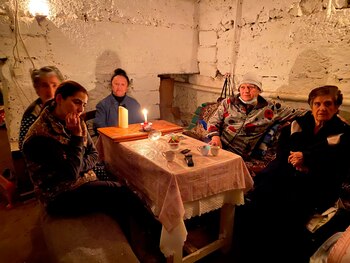 Varias mujeres se protegen de los bombardeos en un refugio de Stepanakert, en Nagorno-Karabaj.