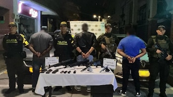 Con fusiles de asalto que