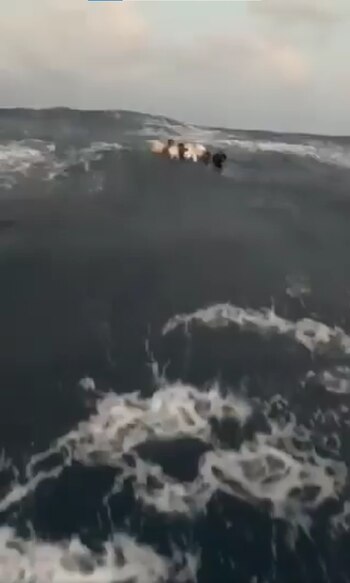 Las víctimas rescatadas estaban en shock tras varios días de haber estado a la deriva.