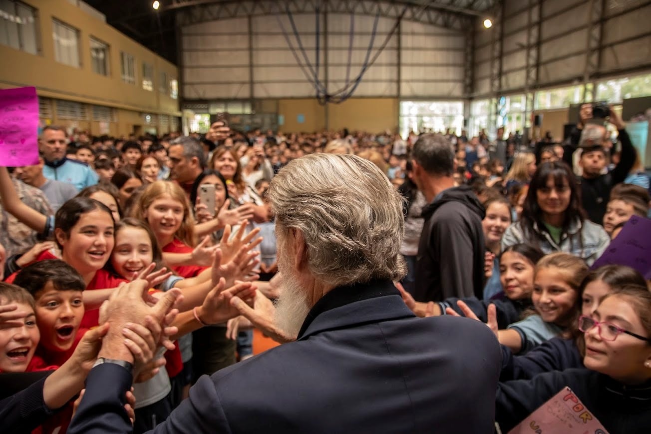 Cálida recepción al padre Pedro Opeka en el Colegio Emaús (foto: gentileza Lic. Luis Perrone - Col. Emaús)