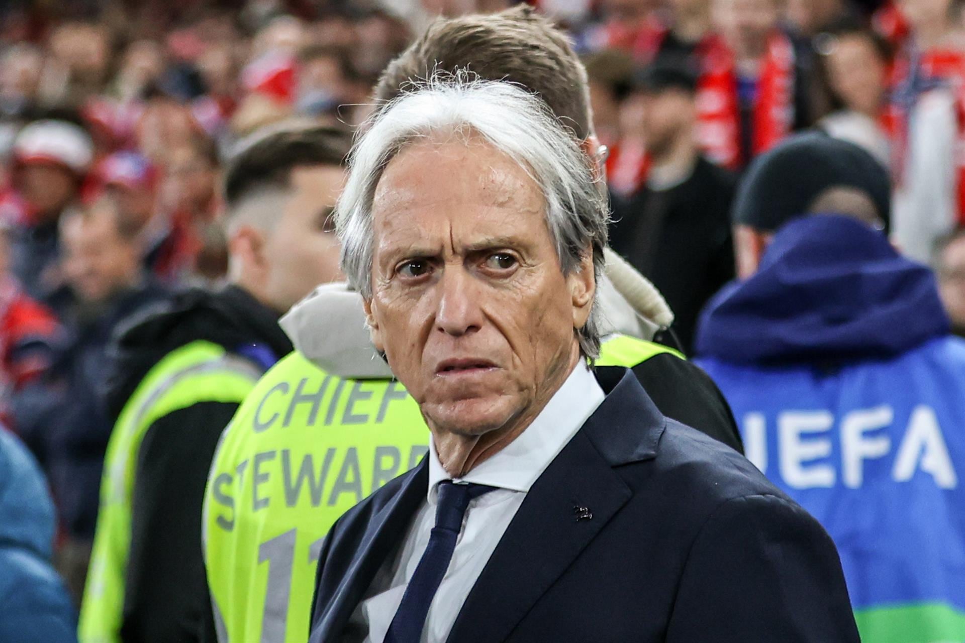 El plantel de Portugal respaldó a Jorge Jesus dentro de la cancha con una gran victoria 4-2 a Dinamarca en la tercera fecha