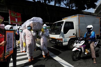 FOTO DE ARCHIVO: Trabajadores del