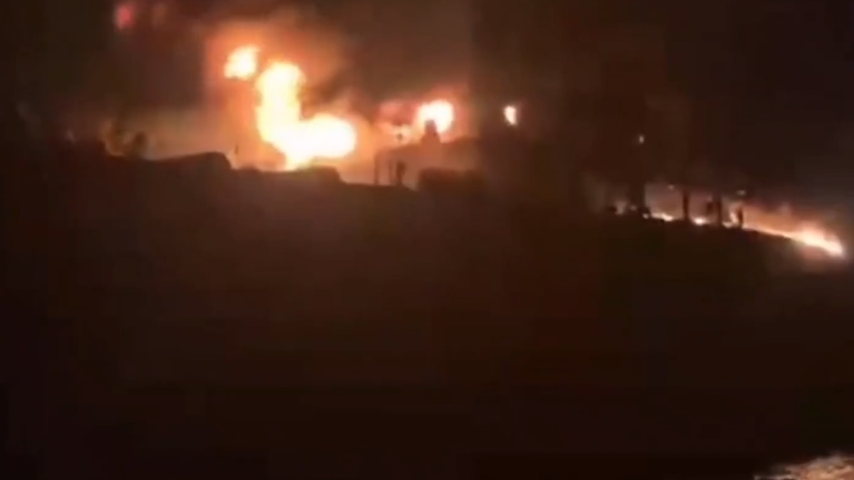 Imagen de la noticia: El régimen de Irán reportó que un superpetrolero se incendió tras chocar con una mina marítima en Ormuz