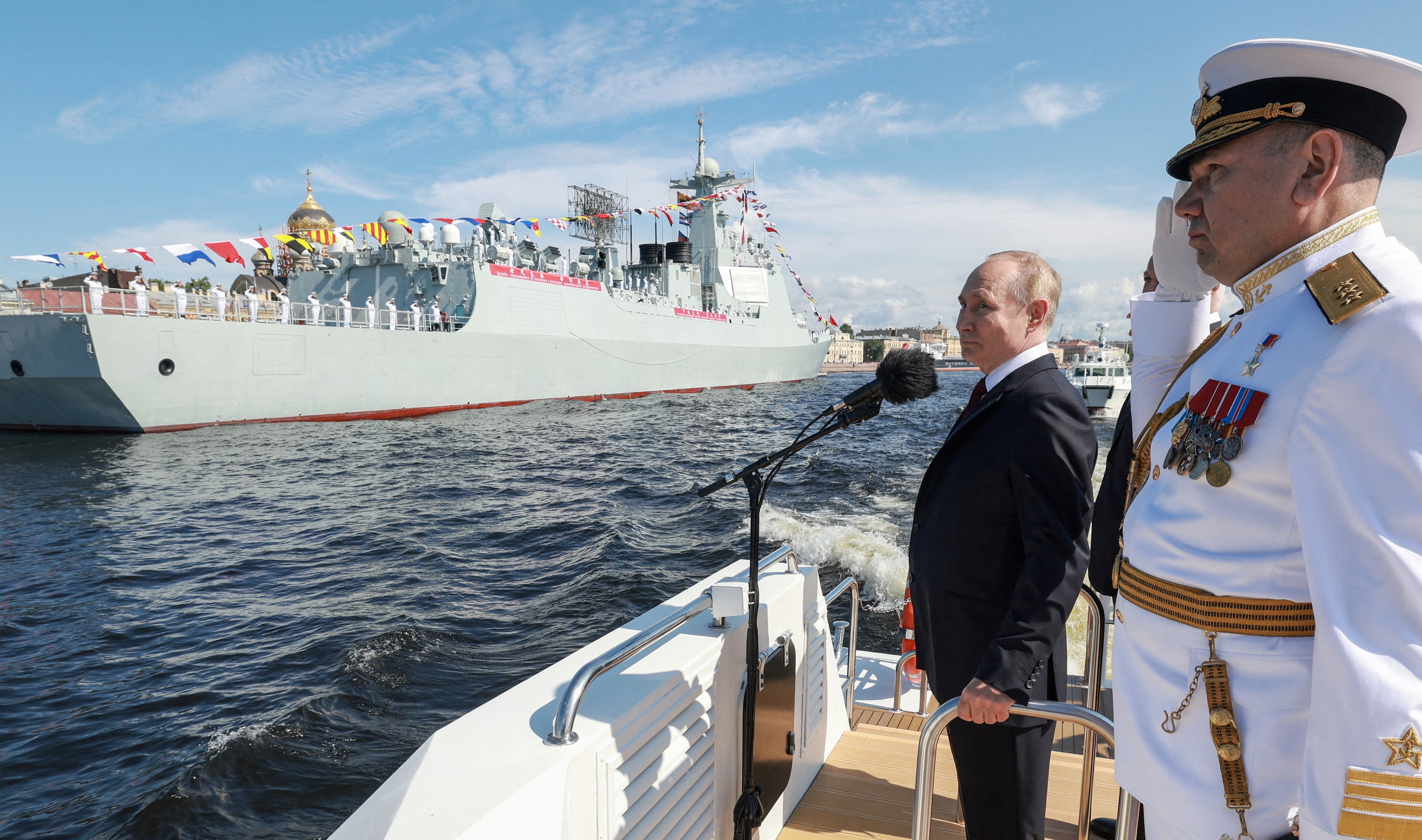 Vladimir Putin asiste a un acto de la Armada rusa (Sputnik/Vyacheslav Prokofyev/REUTERS/Archivo)