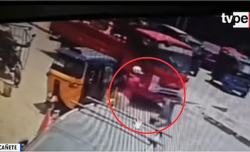Albañil muere arrollado por camión tras ser empujado por mototaxista. (Foto: Captura de video)