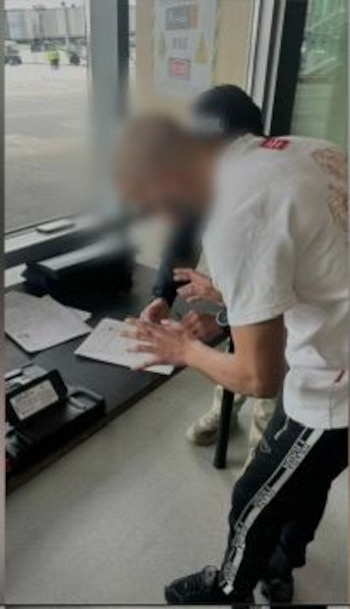 La decisión fue materializada en el Aeropuerto Internacional El Dorado de Bogotá, donde la Policía Nacional de Colombia, a través de la Dirección de Investigación Criminal e Interpol, ejecutó la extradición pasiva solicitada por un juez belga - crédito Policía Nacional/Dijín