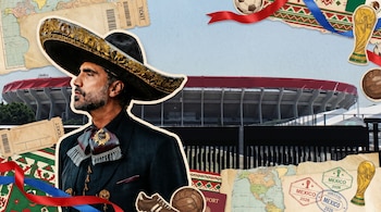 Collage de Alejandro Fernández vestido de charro frente a un estadio, con elementos de viaje y fútbol como mapas, boletos, la copa del mundo y balones.