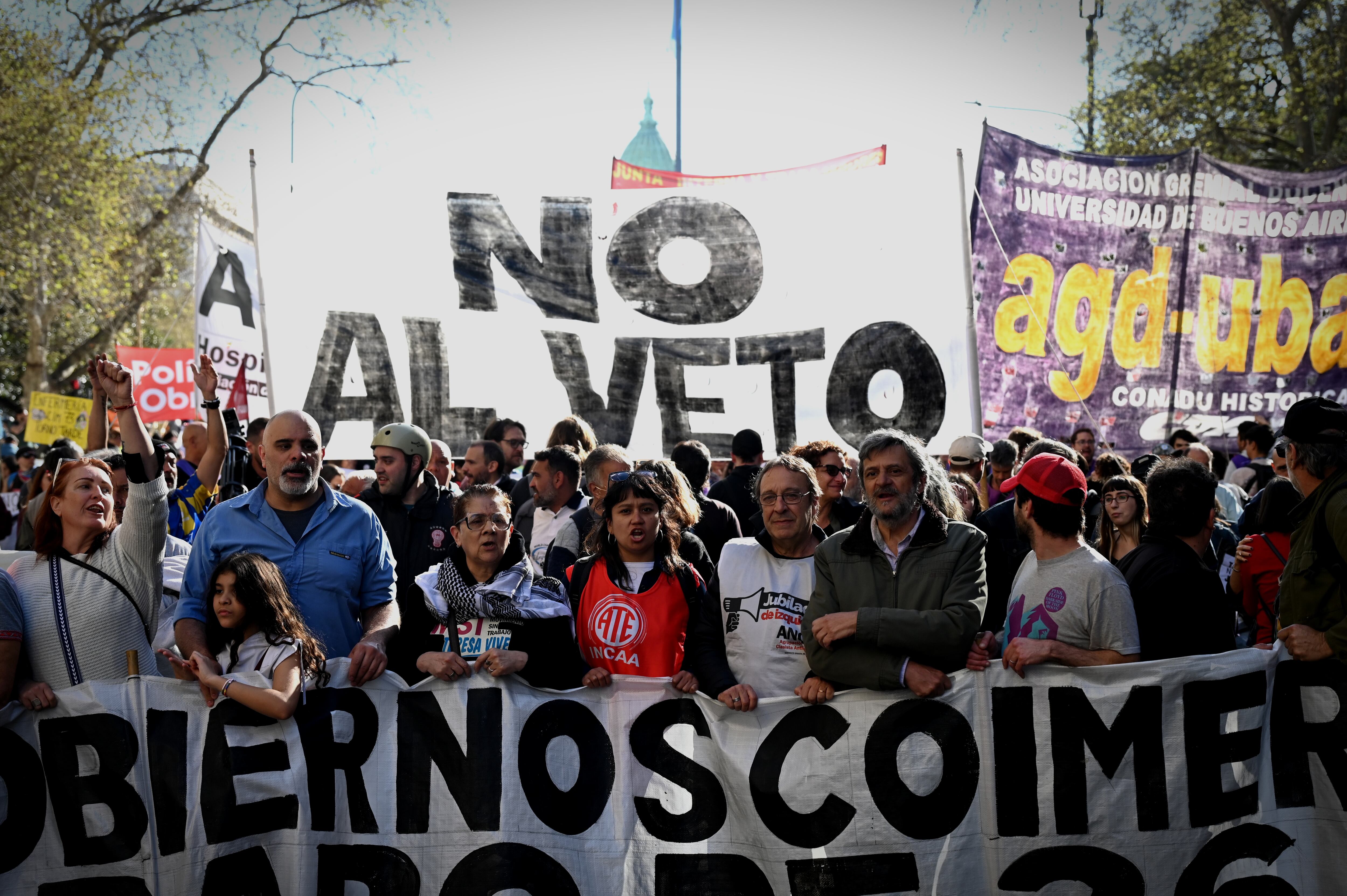 El viernes, tras el veto, los gremios universitarios marcharon junto a trabajadores del Garrahan (Rs Fotos)
