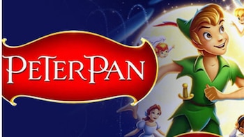 Ilustración promocional de Peter Pan con el título de la obra sobre un fondo rojo y el personaje animado ante una luna llena