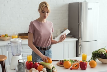 Es imprescindible en el hogar también mantener la limpieza del espacio de cocina para evitar la contaminación cruzada