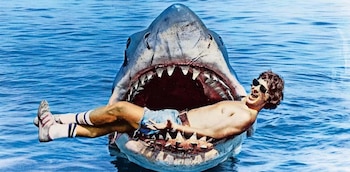 Steven Spielberg posa con el tiburón mecánico utilizado para la película