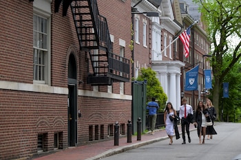 La tendencia de carreras universitarias en tres años permite ahorrar entre USD 20.000 y USD 50.000 en matrícula y gastos relacionados. (REUTERS/Faith Ninivaggi)