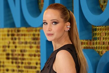 Jennifer Lawrence comentó que su conocimiento sobre política proviene de la narración de historias, desafiando críticas sobre su falta de educación formal (Vianney Le Caer/Invision/AP)