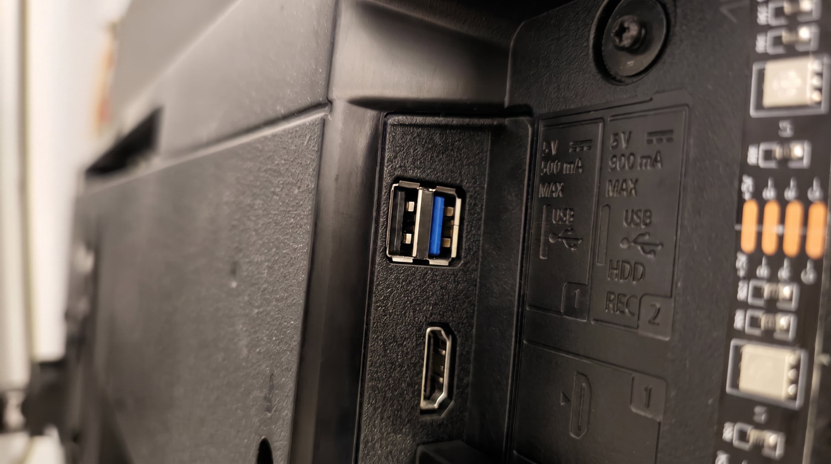 HDMI CEC permite manejar distintos dispositivos conectados desde un único control remoto. (Imagen Ilustrativa Infobae)