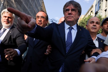 Primera fotografía de Carles Puigdemont en suelo español, abriéndose paso para dirigirse a los congregados en Lluís Companys.