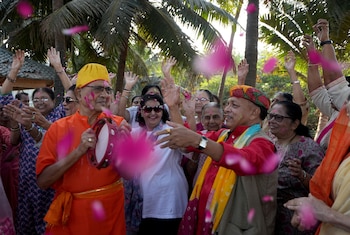 La gente baila durante las