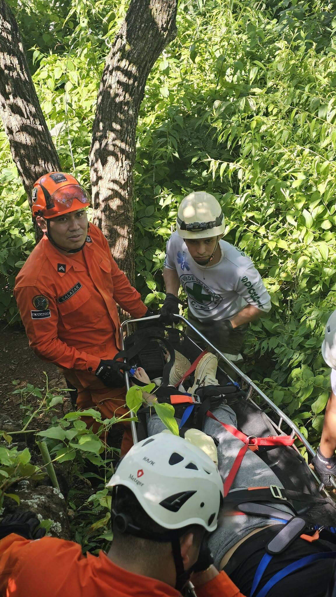 El acceso complejo, la altura, la pendiente y la vegetación del cerro Tecana obligaron a ejecutar un rescate vertical. (Cortesía: Cruz Verde Salvadoreña)