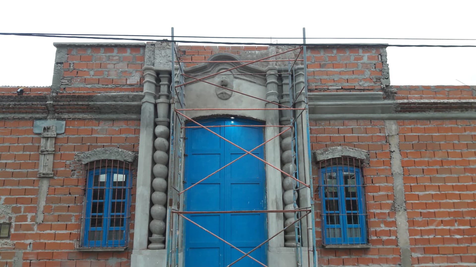La fachada reproduce con gran fidelidad la histórica Casa donde se declaró la Independencia argentina el 9 de julio de 1816