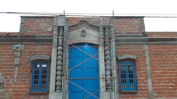 Construyó una réplica de la Casa de Tucumán por amor a su mujer: está menos de dos horas de CABA y esconde una historia fascinante