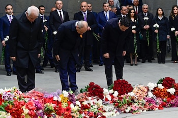 El presidente de Armenia, Vahagn Khachaturyan, el primer ministro armenio, Nikol Pashinyan, y el presidente de la Asamblea Nacional de Armenia, Alen Simonyan, depositaron flores en el Monumento al Genocidio Armenio de Tsitsernakaberd en Ereván, el 24 de abril de 2026, con motivo del Día de la Conmemoración del Genocidio, para recordar el 111.º aniversario de las masacres de armenios perpetradas por el Imperio Otomano en 1915, durante la Primera Guerra Mundial. (Foto de KAREN MINASYAN / AFP)