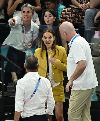 Natalie Portman mostró entusiasmo durante la final de gimnasia artística femenina por equipos
REUTERS/Dylan Martinez
