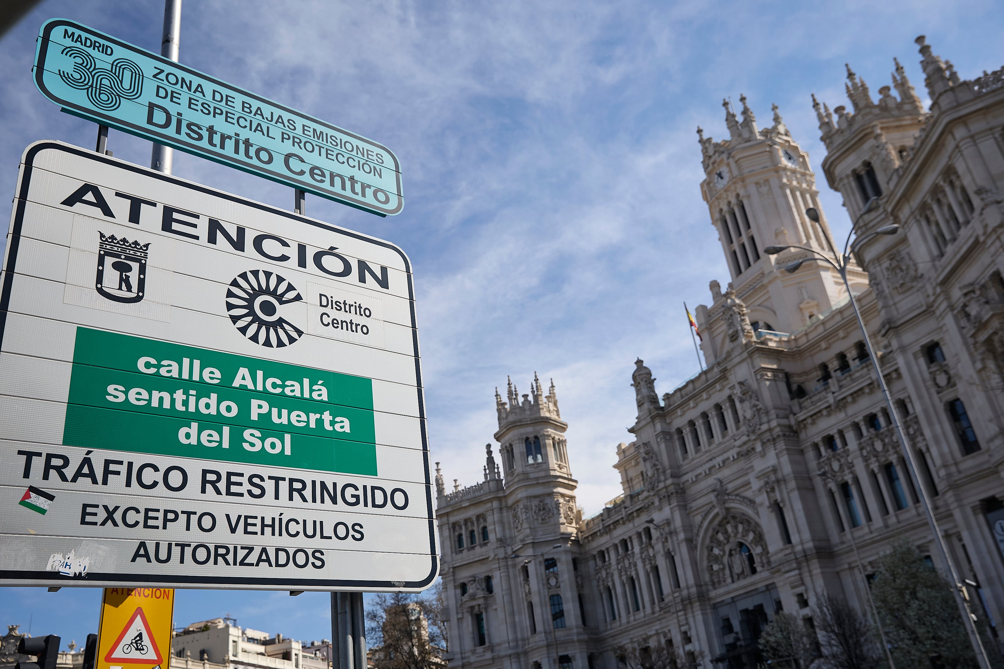 Cartel de Zona de Bajas Emisiones, en la Plaza de Cibeles, a 19 de marzo de 2026, en Madrid. (Jesús Hellín / Europa Press)