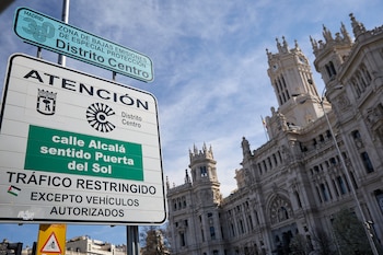Cartel de Zona de Bajas Emisiones, en la Plaza de Cibeles, a 19 de marzo de 2026, en Madrid. (Jesús Hellín / Europa Press)