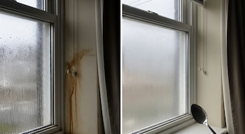 Interior de casa con ventana empañada por condensación y pared con manchas de humedad. A la derecha, la ventana menos empañada con una cuchara apoyada.