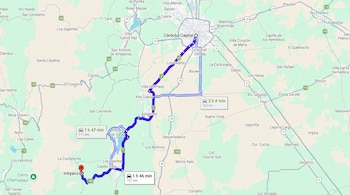 Mapa de ruta con dos trayectos indicados entre Córdoba Capital e Intiyaco, mostrando nombres de ciudades, carreteras, tiempos y distancias estimadas.