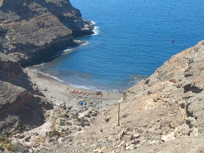 La Cala de Tiritaña destaca por combinar sus aguas cristalinas con arena negra volcánica. (Wikimedia)