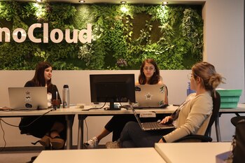 Empleados trabajando en las oficinas