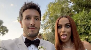 Sebastian Yatra y Anitta caminaron