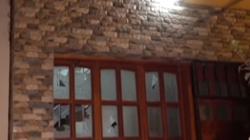 Un artefacto explosivo detona frente