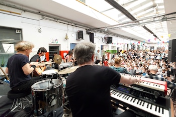 Homenaje a Charly García en una escuela primaria