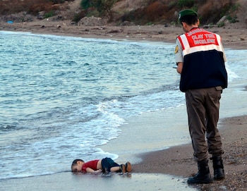 La dolorosa imagen de Aylan Kurdi, símbolo del drama de los niños migrantes que mueren tratando de llegar a Europa