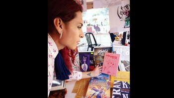 Con historias, poemas y anécdotas,