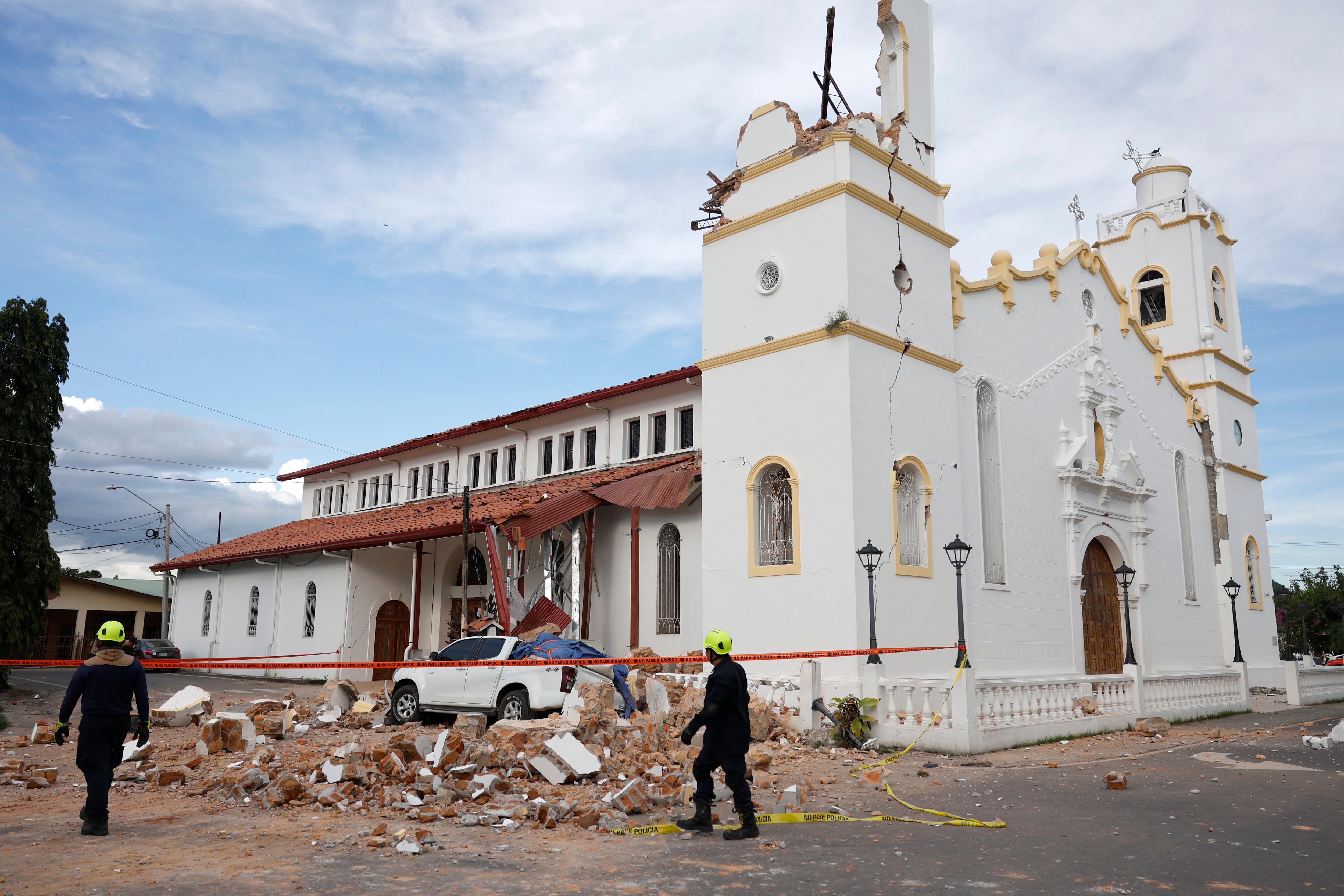 AME4626. PENONOMÉ (PANAMÁ), 09/10/2026.- Socorristas caminan frente a una iglesia afectada por el terremoto de magnitud 7,7 que sacudió el sureste de Panamá, con una profundidad de 10 kilómetros y generó daños en varios edificios y carreteras cercanas a la localidad de Tonosí, epicentro del temblor, este viernes en Penonomé (Panamá). EFE/ Bienvenido Velasco
